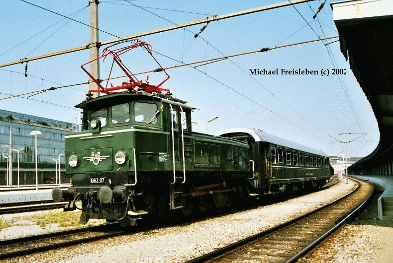 1062.07 mit einem SZ bei der Ausfahrt aus dem Wiener S�dbahnhof Ostseite, am 08-09-2002