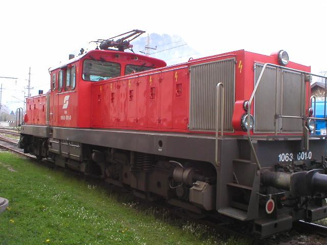 1063 001-0 mit einigen  Salzbaronen  am Abstellgleis (2005-04-25 in Ebensee)