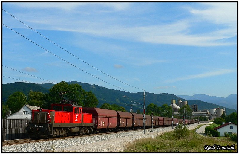1063 001 mit dem vorher gebildeten Verschubgterzug aus Kirchdorf an der Krems auf dem Weg nach Linz Vbf. Kirchdorf a.d. Krems.21.08.2008