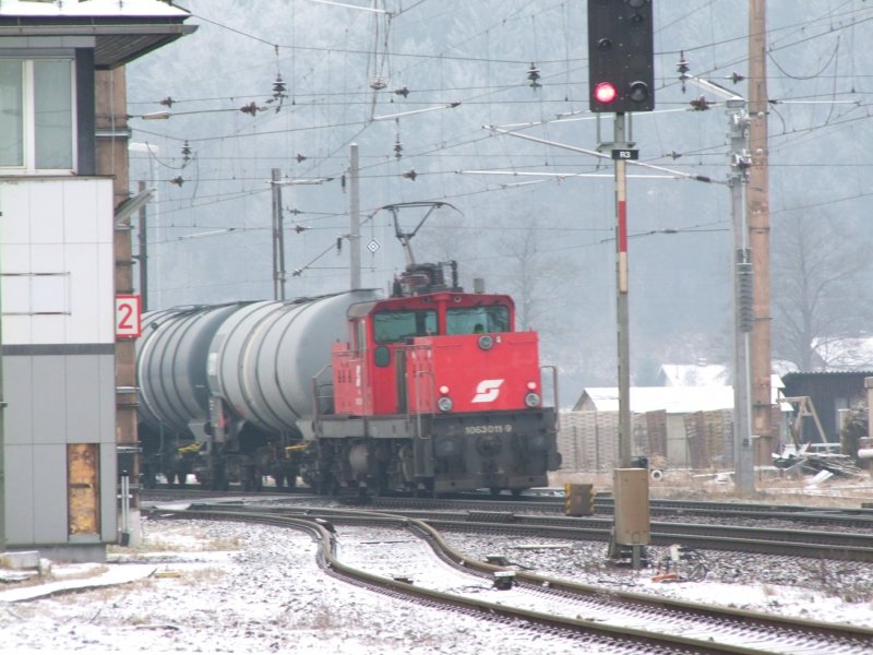 1063 011-9 fungiert bei einem Kesselwagenzug Richtung Salzburg als Nachschiebe; Redl-Zipf 090103