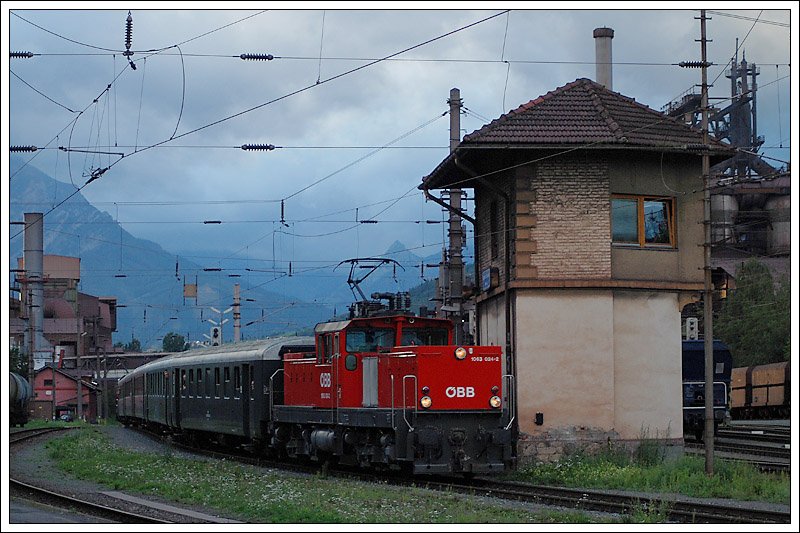 1063 024 mit dem Sonderzug SR 19810 am 9.8.2008 bei der Ausfahrt aus Leoben Donawitz nach Leoben Hbf. Hier endeten die Sonderfahrten an diesem Tag.