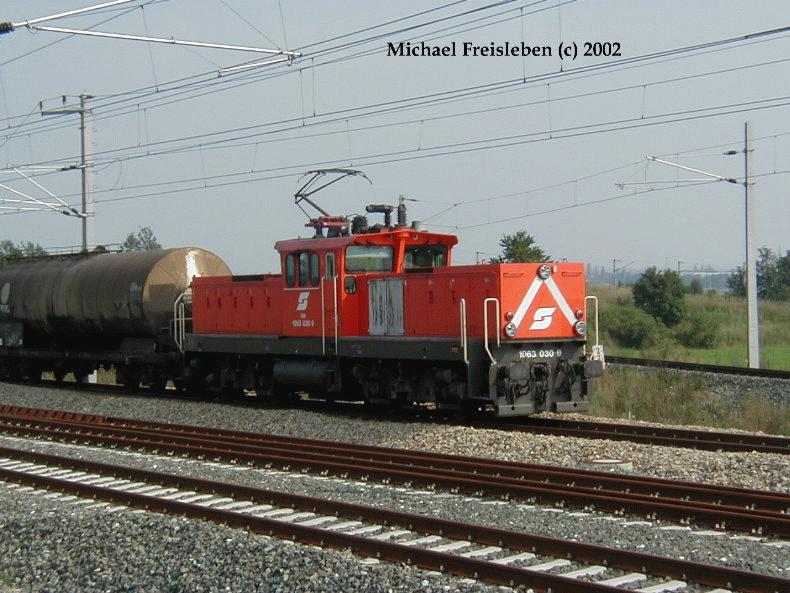 1063 030-9; mit einem Kesselwagenzug bei der Einfahrt in den ZVBF; am 27.August 2002