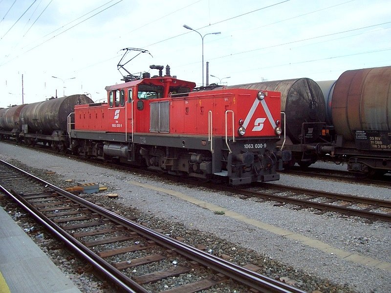 1063 030-9 bergibt am 24.03.2007 einen Kesselwagenzug im Bahnhof Schwechat an die Raffinerie Schwechat.