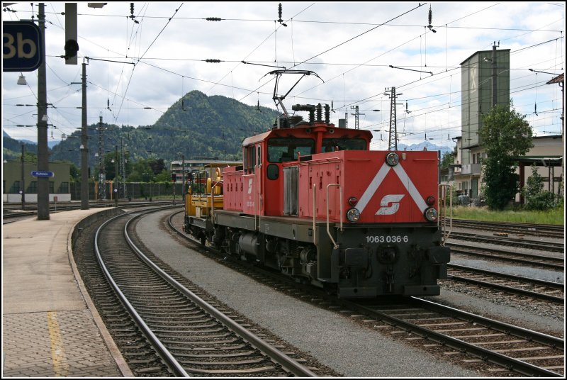 1063 036 rollt am 28.06.07 mit einem Bauwagen in den Bahnhof Kufstein ein.
