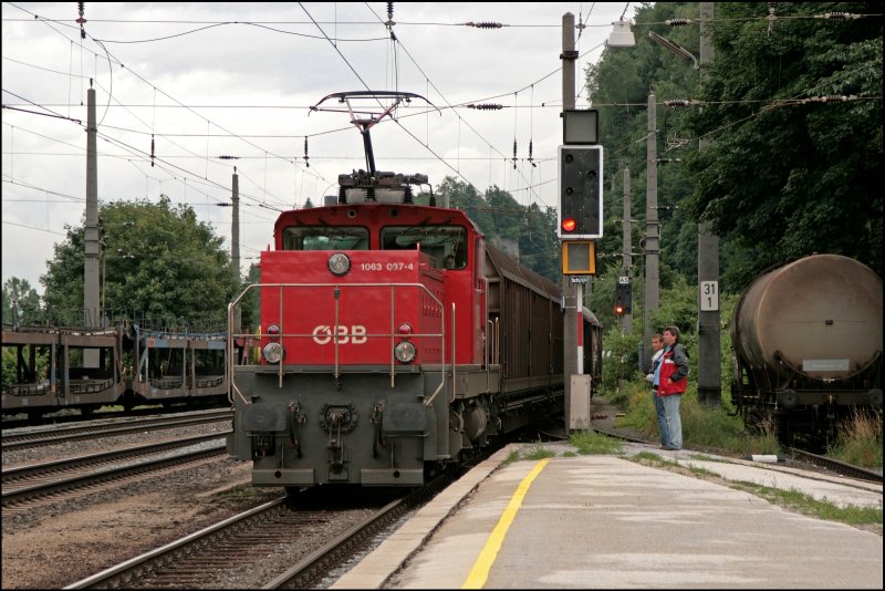 1063 037 rollt mit einem  bergabezug  von Wrgl kommend in Brixlegg ein. (08.07.2008)

