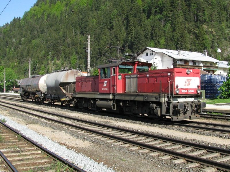 1063 041 mit zwei Gterwagen am 8.5.2008 in Brixlegg.