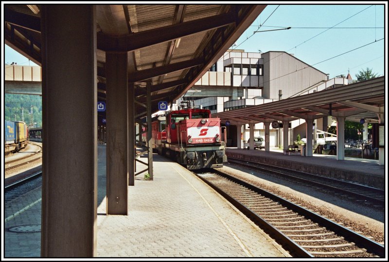 1063 042 rangiert mit einer 1144er im Juni 2005 im Bahnhof Kufstein.
