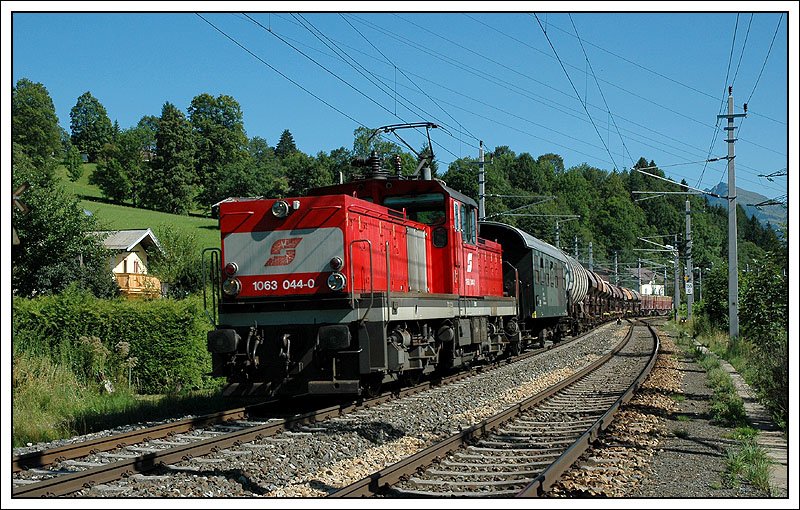 1063 044 mit einem Verschubgtzerzug bei der Ausfahrt aus Kitzbhel am 16.7.2007.