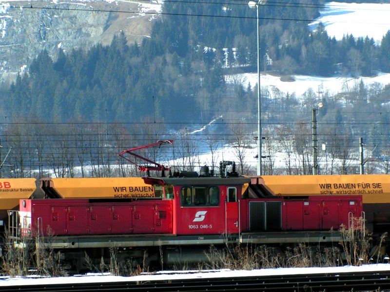 1063 046-5 wartet in Saalfelden auf weitere Aufgaben; 090205