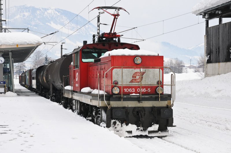 1063 046 stellt in St Johann (A) einen Gterzug zusammen. 24.02.2009