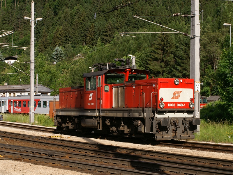 1063-048 steht bergseits von Landeck, wo der Arlberg schn langsam eine eindeutige Neigung zu entwickeln beginnt und damit im Gegensatz zur Situation zB ober Schnwies nicht mehr aufhren wird bis es dunkel wird. Zur Pfingstzeit 2009 kHds