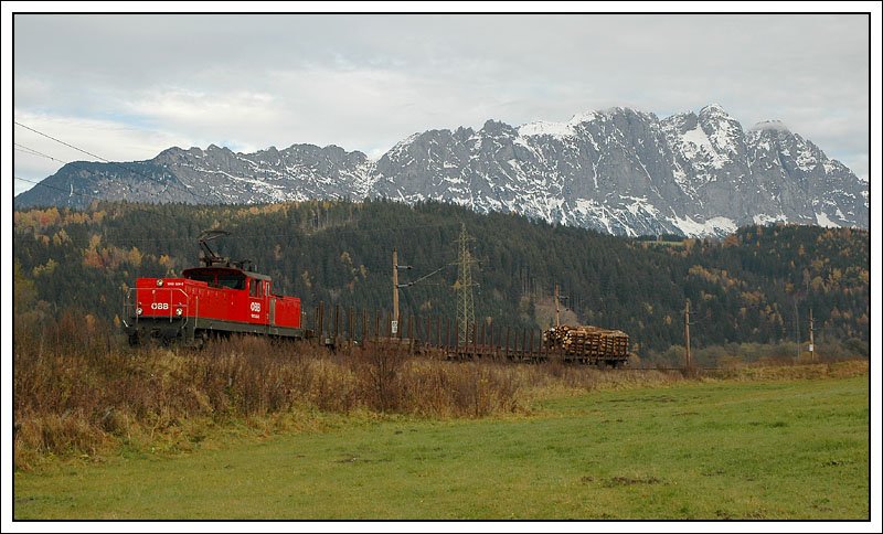 1063.024 mit dem verfr�hten VG 72620 kurz vor Stein an der Enns am 2.11.2007. Im Gegensatz zu meinem Fotokollegen Manfred Wolf hatte ich zwangsl�ufig eine tiefere Position, da wir ja erst am Weg zu unserer ersten Fotostelle waren, und der Zug wie gesagt etwas zu fr�h drann war. Im Hintergrund ist der Grimming zu sehen.