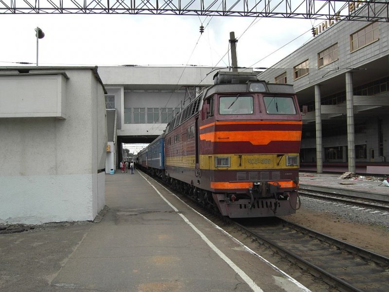 ЧC4T-389 mit D 114NJ Brest Central-Novosibirsk (Брэст-Новосибирск) auf Bahnhof Minsk (Мінск) am 10-7-2008.