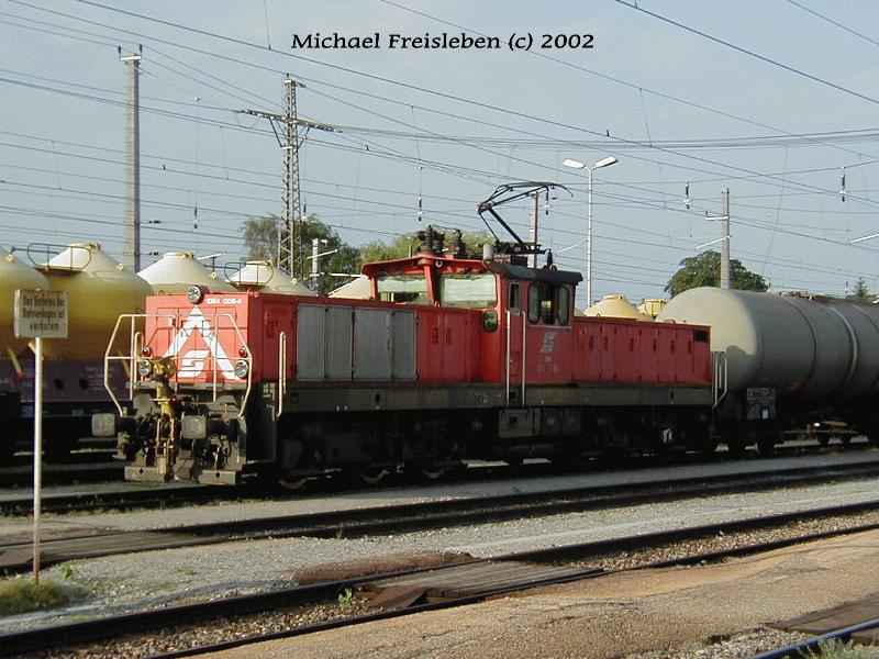 1064 008-4 wartet am 21.Juni 2002 mit einem Kesselzug im Bahnhof Klein Schwechat aus die Ausfahrt nach Gro Schwechat