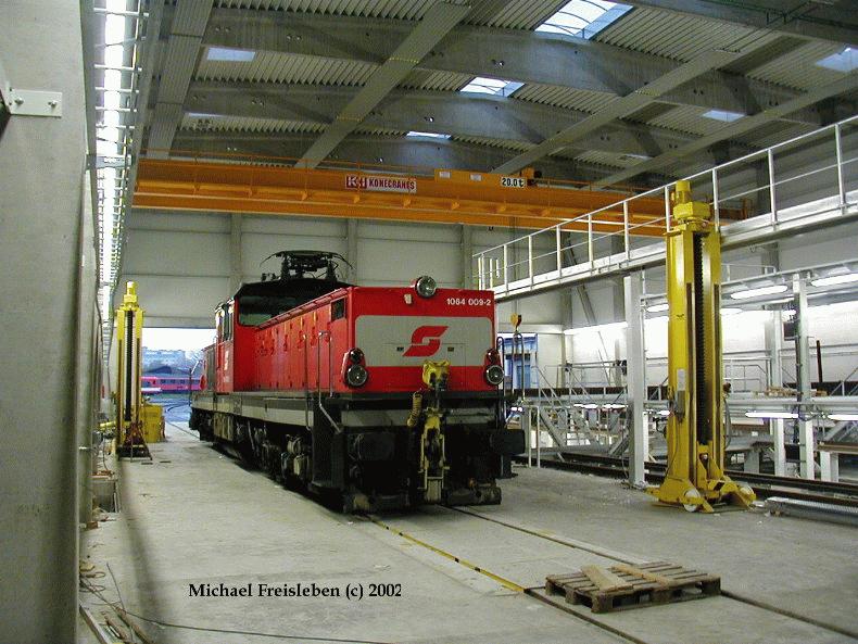 1064 009-2 in der neu Errichteten Diesellokwerksttte der Traktion Wien Sd am 30-11-2002