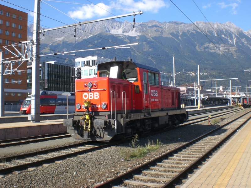 1068 010-4 sonnt sich in Innsbruck Hbf und wartet auf die nchsten Rangieraufgaben.
im Hintergrund die Nordkette mit der Seegrube und dem Hafelekar.
28.9.2008