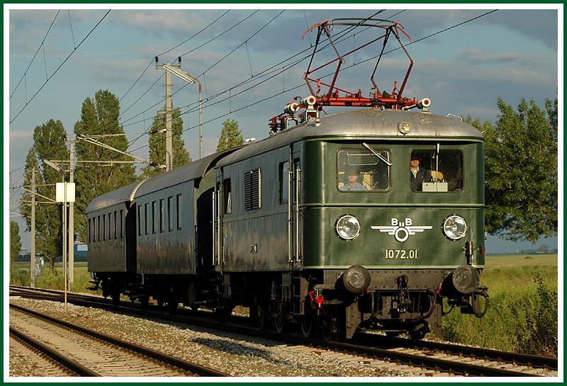 1072.01 mit ihrem SR 16405 bei der Rckfahrt von Wolfsthal nach Wien Sd bei der Durchfahrt der Haltestelle Mannswrth.