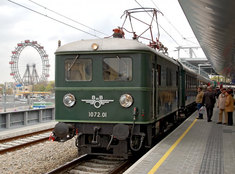 1072.01 vor dem Wiener Riesenrad, festgehalten anlsslich der offiziellen Erffnung des neu gestalteten Bahnhofes Wien Praterstern, vormals Wien Nord am 05.04.2008.