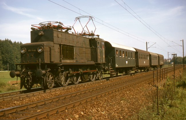 1073.17 vor Personenzug Attnang-Puchheim - Kammer-Schrfling hinter Attnang am 10.9.1974