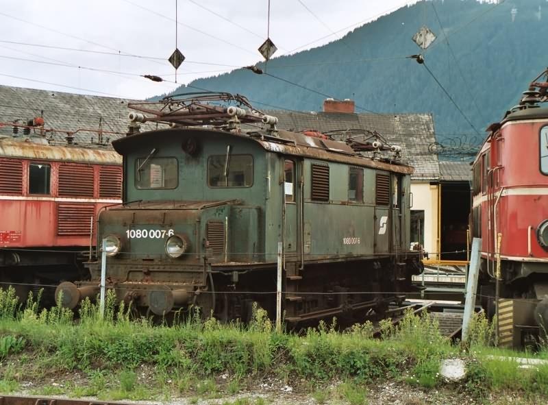 1080.007 vor dem Lokschuppen in Selzthal im August 2003
