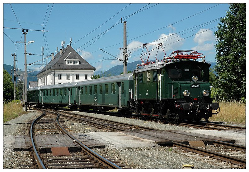 1080.01 am 19.7.2008 mit ihrem Sonderzug R 16437 von Selzthal nach Hieflau bei der Einfahrt in Admont.