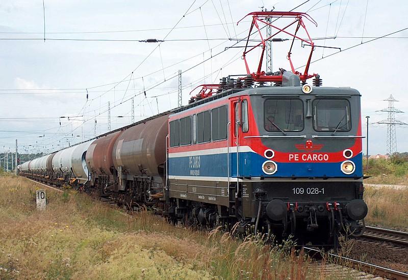 109 028-1 der PE-Cargo am 25.08.04 mit einem leeren Kohlestaubzug in Angersdorf.