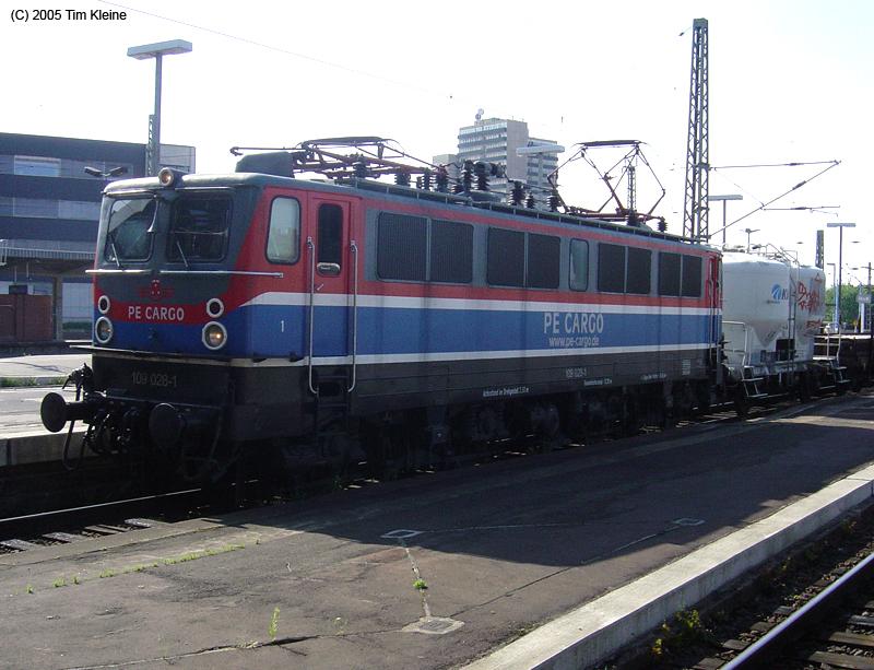 109 028-1 der PE Cargo durchfhrt am 18.07.2005 Halle(Saale) Hbf mit einem Gterzug.