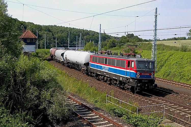 109-028 der Prignitzer Eisenbahngesellschaft fhrt einen Ganzzug durch den Bahnhof Blankenheim/Trennungsbahnhof