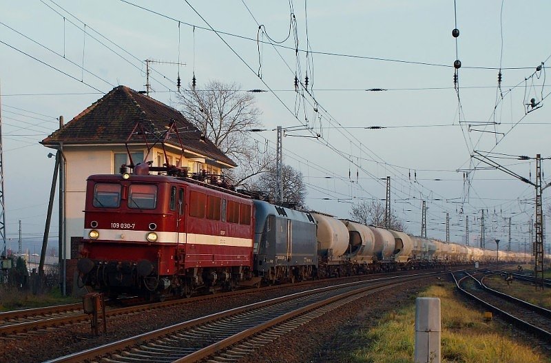 109 030 -7 und 182 502 mit dem Leerzug nach Deuna am 15.12.08 im Bhf. Angersdorf.