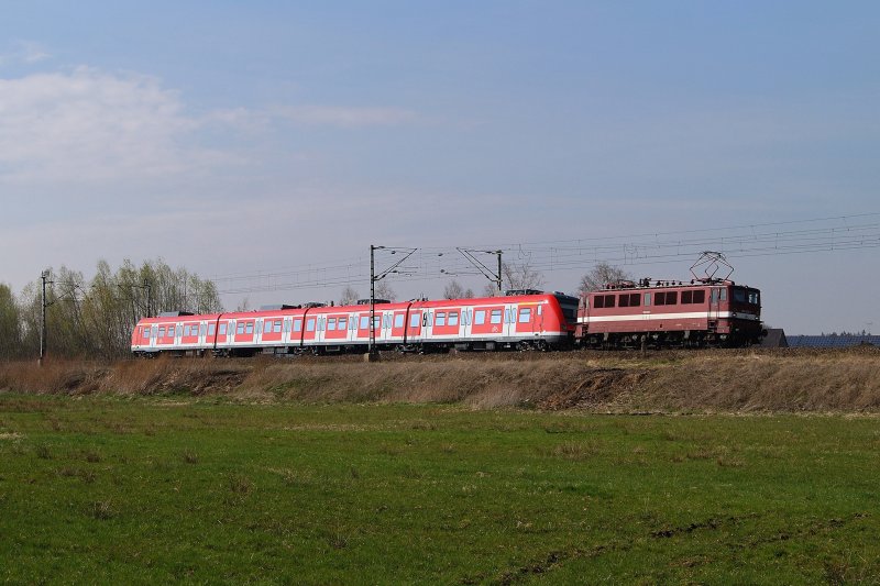 109 030 (EGP) mit 422 xxx bei Hattenhofen (18.04.2008)