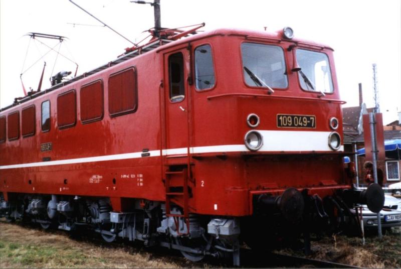 109 049-7 im Juli 1998 auf einer Lokausstellung in Wismar.

<a href= http://www.bahnbilder.de/kauf  target= _blank ><img src= http://www.bahnbilder.de/counter/counter_new.php?key=389379851  alt= Bahnbilder.de  title= bahnbilder.de  border= 0 ></a>
