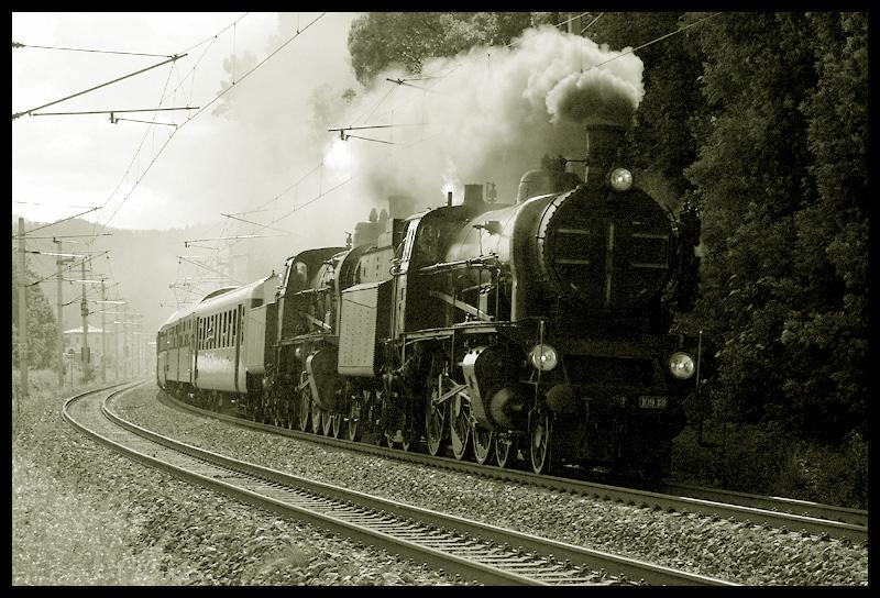 109.13 aus Strasshof und ihre ungarische Schwester 109.109 bei der Rckfahrt vom Dampfloktreffen in Mrzzuschlag mit ihrem Sdz R 16248 bei der Ausfahrt aus Gloggnitz Richtung Wien am 11.6.2006