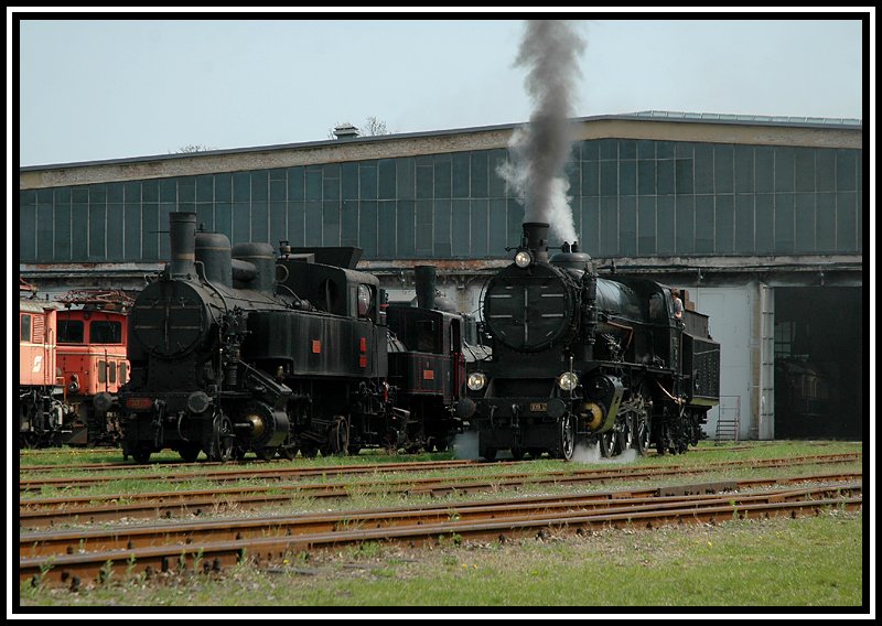 109.13 bei der Saisonerffnung im Heizhaus Strasshof am 23.4.2006. Daneben steht die ehmalige Stadtbahnlok 30.33 (BB 30/DRB 90.10) kalt, aber betriebsbereit. 30.33 war zuletzt bei der GKB im Einsatz, und wurde dort, da hauptschlich zwischen Wies und Leibnitz eingesetzt, als Sulmtalbahnlok bezeichnet.