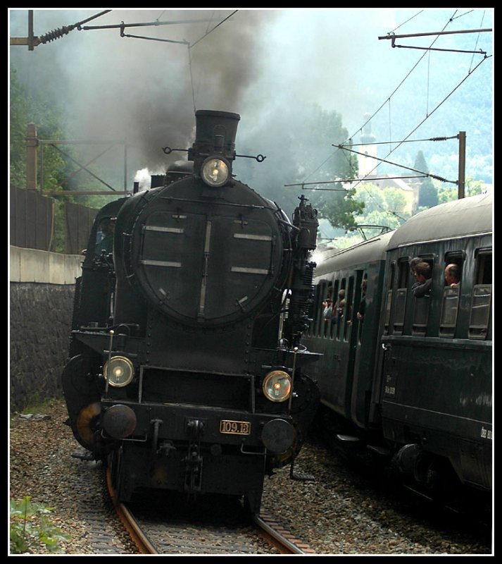 109.13 (dahinger nicht sichtbar 109.109) Dampfsonderzug R 16249 am 11.6.2006 bei der Ausfahrt aus Gloggnitz.