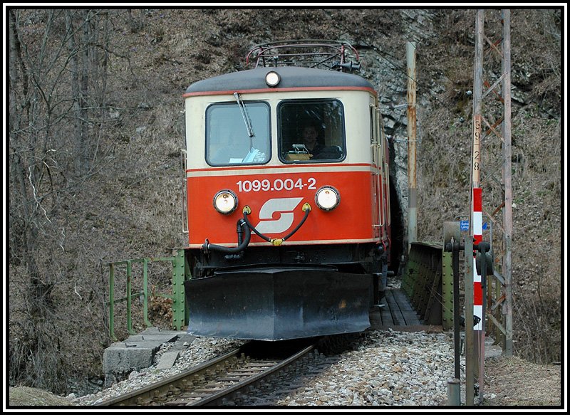 1099.004 bei der Ausfahrt aus dem Schnautunnel, kurz nach Schwarzenbach, am 1.4.2006