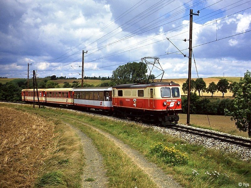 1099.009 mit Zug R 6830 zwischen Vllerndorf und Schwadorf (25. August 1998)
