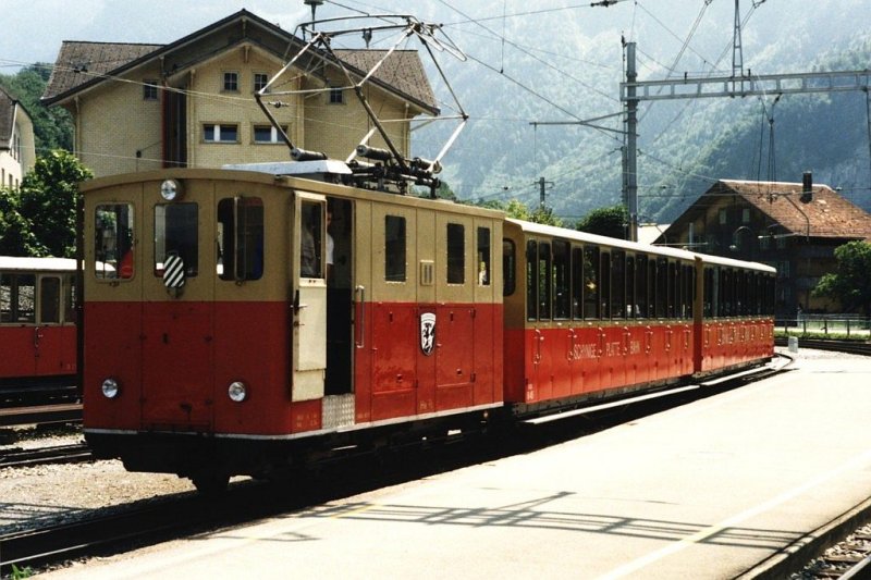 11 He 2/2 der Schynige-Platte-Bahn mit Zug 665 Wilderswill-Schynige Platte auf Bahnhof Wilderswill am 24-07-1995. Bild und scan: Date Jan de Vries.