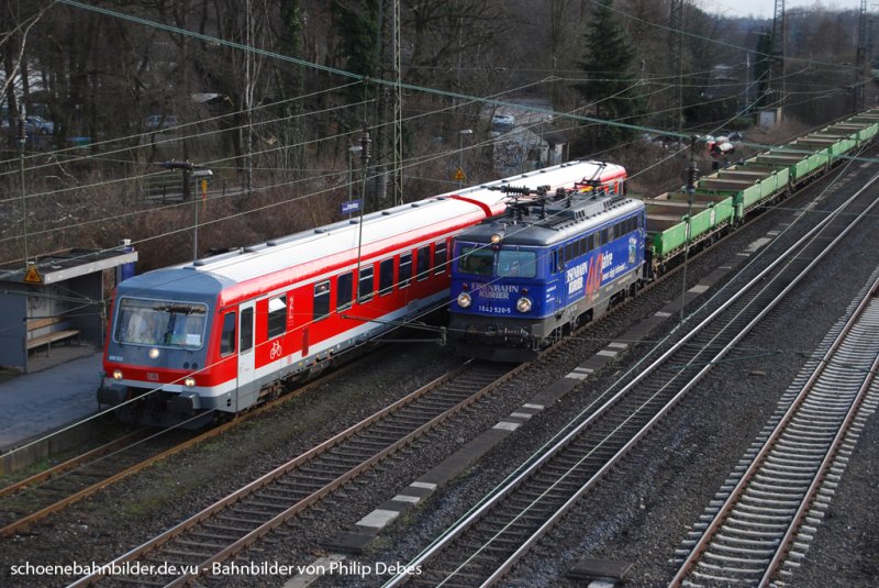 11. Mrz 2009: RB37 (Der Wedauer) steht in Duisburg Entenfang kurz vor der Abfahrt zurck nach Duisburg Hbf wird aber erst langsam von der 1042 520-5 (40 Jahre Eisenbahn Kurier) berholt