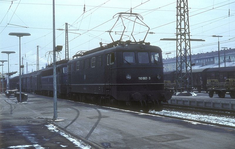 110 002 + 110 377  Bamberg Hbf  31.12.76