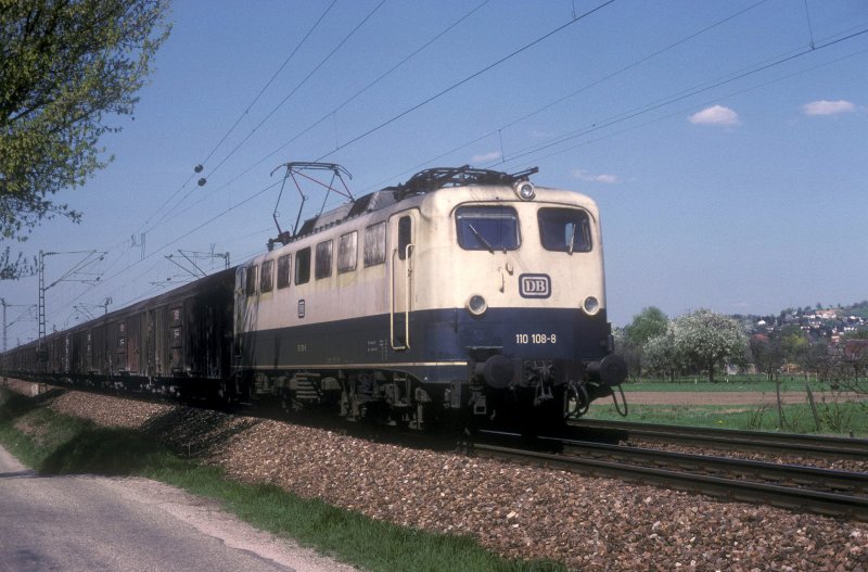 110 108  bei  Baden Baden  19.04.88  mit Gterzug