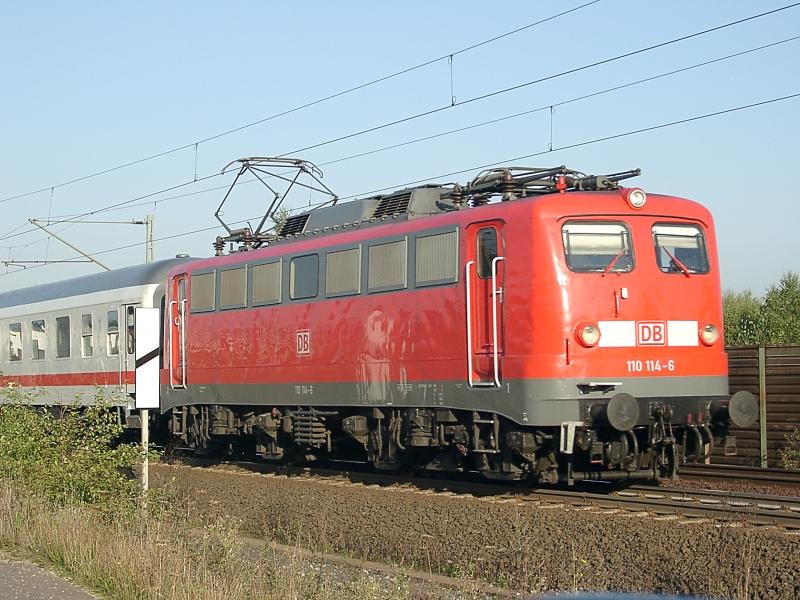 110 114 ist mit einem Sonderzug unterwegs in Richtung Bebra.