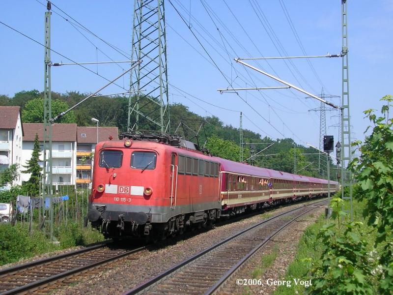 110-115 mit dem Hollnder-Sonderzug DZ 40857 (Reutlingen - Venlo) am 17.6.06 in Mhlacker nahe des Haltepunkts Rlesweg.