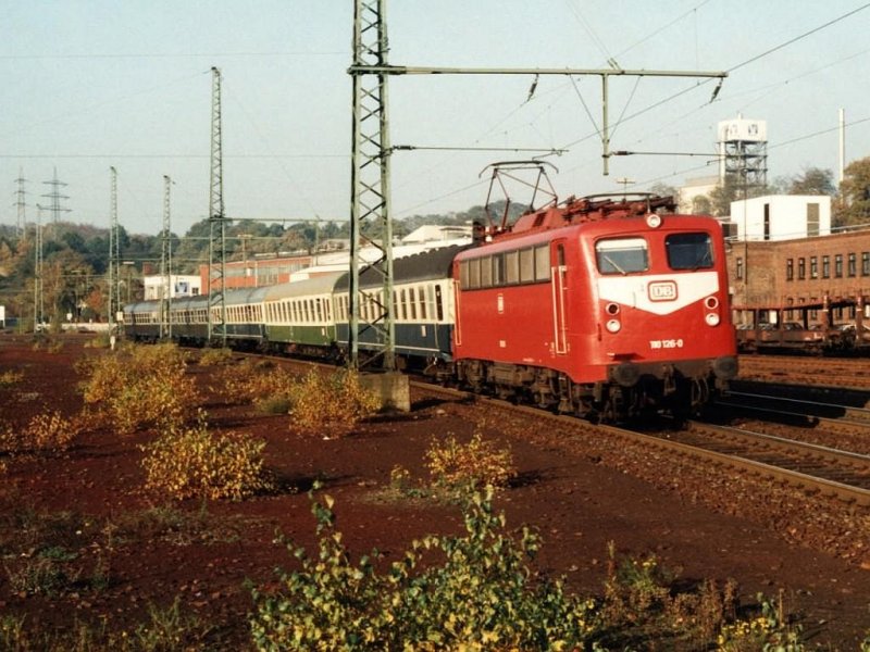 110 126-0 mit eine farbenfrohe Nahverkehrszug 8844 Duisburg-Kln Deutz auf Bahnhof Herzogenrath am 29-10-1993. Bild und scan: Date Jan de Vries.