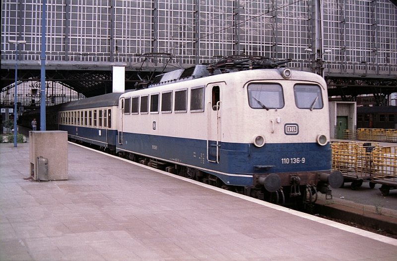 110 136-9 in Kln Hbf 19-08-1992.