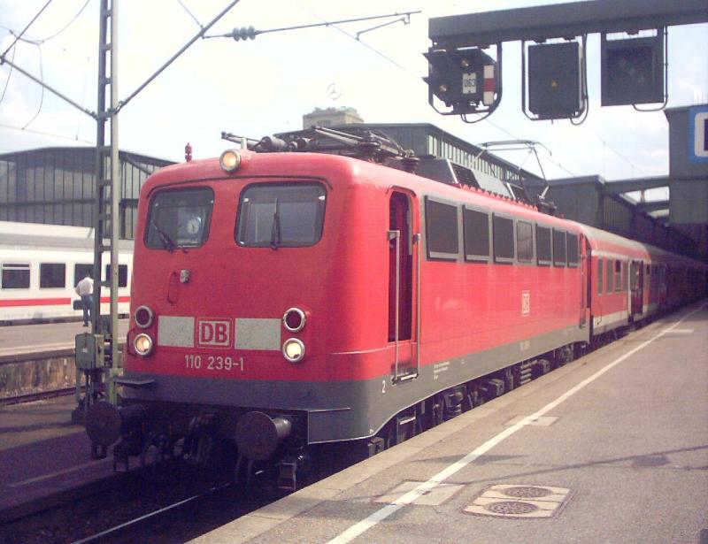 110 139 vor einem Regionalexpress im Stuttgarter Hbf.
