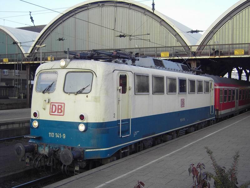 110 141 ist zusammen mit 110 144 die einzige ozenblau/beige 110 des Betriebshofes Kln-Deutzerfeld.Am 2.1.04 steht sie in Mnchengladbach Hbf mit einem RE von Dsseldorf nach Aachen zur Abfahrt bereit.