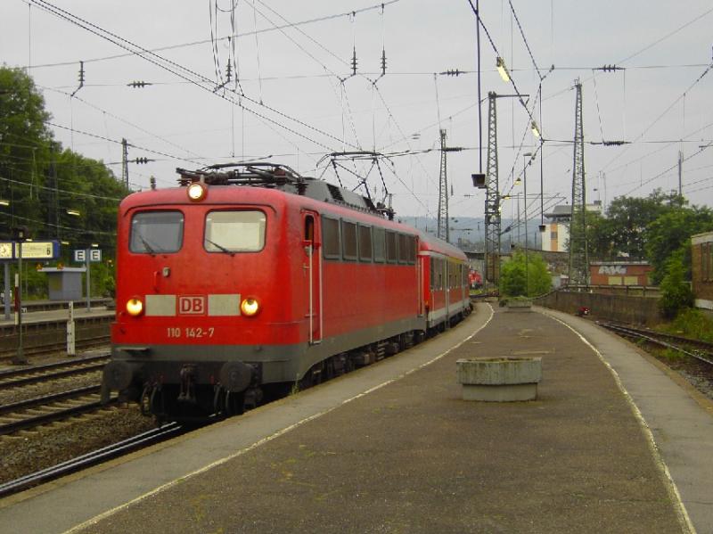 110 142-7 stellt HVZ-RE nach Kln bereit,Aachen Hbf,4.8.04,6.53 Uhr.