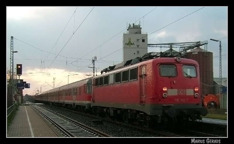 110 142 (seitdem 7.10.08 Geschichte... ) als Steuerwagenersatz des RE4  Wupper-Express  bei der Ausfahrt Lindern. (Dezember 2007)