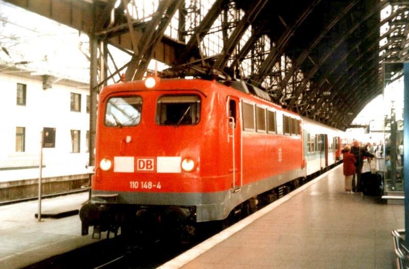 110 148 ist in Kln Hbf angekommen und wartet auf Weiterfahrt nach Kln Deutz am 10.6.2003 