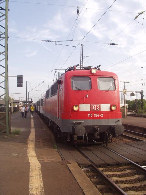 110 154, die letzte Kasten 110 und gleichzeitig lteste Lok Frankfurts, hngt am 10. September 2004 vor einem RE von Nrnberg nach Frankfurt, gesehen in Hanau Hbf. Normalerweise ist dies eine Aufgabe fr Frankfurter Wendezug 110er.